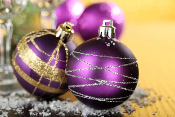 Weihnachten dekorative Kugeln auf hellem Hintergrund — Stockfoto