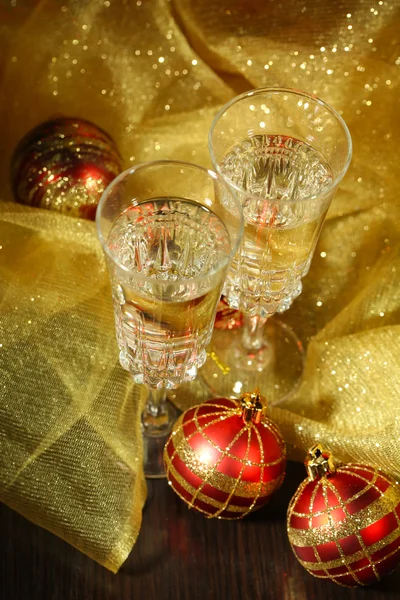 Композиция с двумя бокалами шампанского, на ярком фоне — стоковое фото