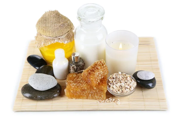 Miel y leche spa con aceites y miel aislados en blanco — Foto de Stock