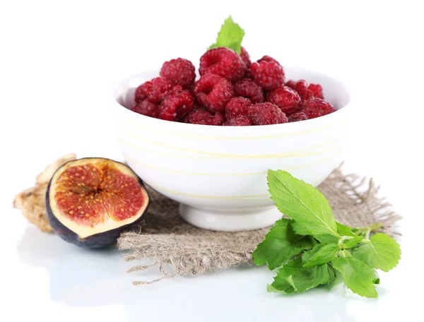 Framboises dans un petit bol sur un sac isolé sur du blanc — Photo