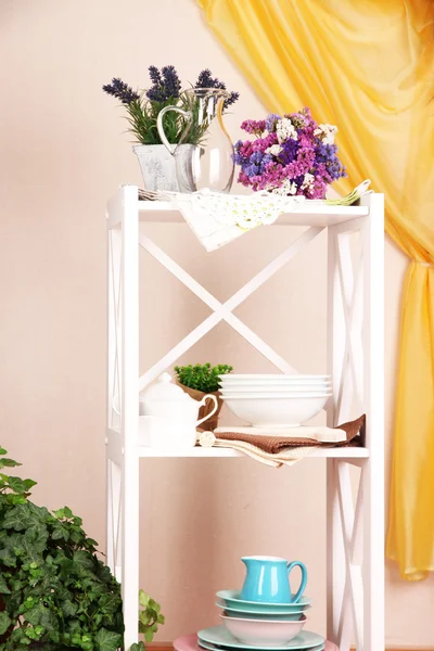 Όμορφα λευκά ράφια με σκεύη και διακόσμηση, σε φόντο τοίχο χρώμα — Φωτογραφία Αρχείου