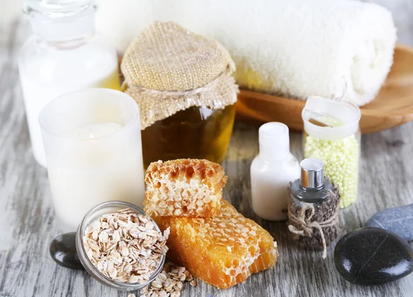 Miel y leche spa con aceites y miel en la mesa de madera primer plano — Foto de Stock