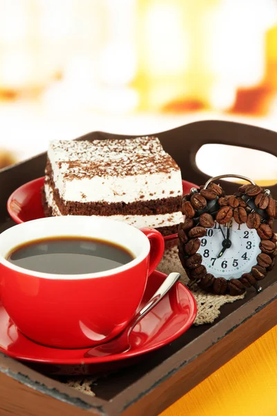 Taza de té con pasteles en bandeja de madera en la mesa en la habitación — Foto de Stock