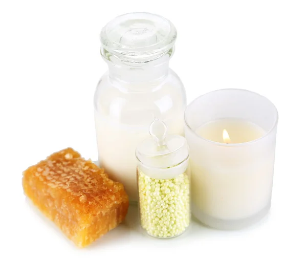 Miel y leche spa con aceites y miel aislados en blanco —  Fotos de Stock