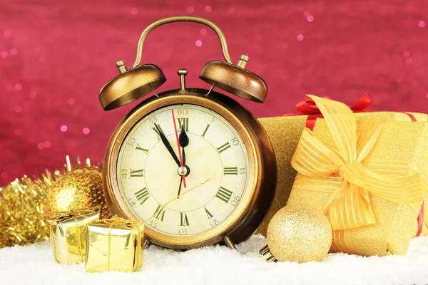 Komposition von Uhr und Weihnachtsdekoration auf hellem Hintergrund — Stockfoto