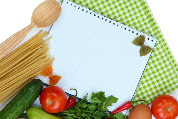 Koken concept. boodschappen met lege kookboek close-up — Stockfoto