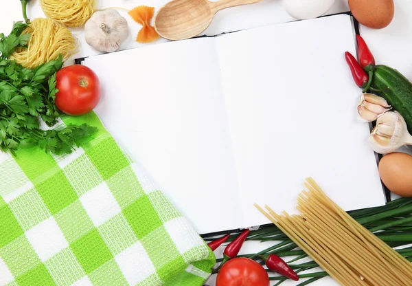 Koken concept. boodschappen met lege kookboek close-up — Stockfoto