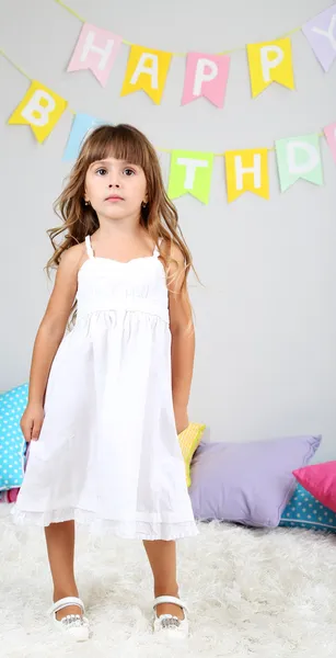 Menina no quarto no fundo da parede cinza — Fotografia de Stock