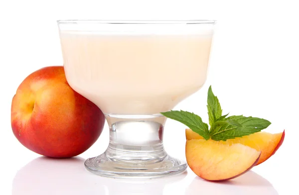 Delizioso yogurt con frutta isolata su bianco — Foto Stock