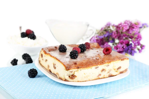 Kaas braadpan met rozijnen op plaat op servet geïsoleerd op wit — Stockfoto