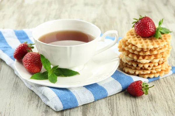 Cup of tea with cookies and strawberries on table close-up — Stock Photo, Image