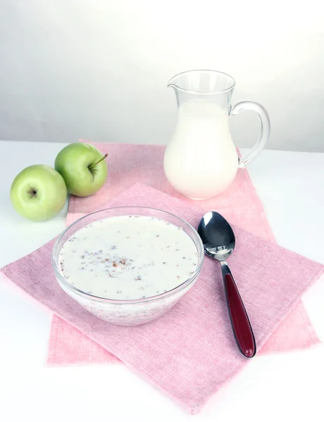 Porridge di grano saraceno con latte su tovagliolo isolato su bianco — Foto Stock