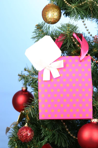 Δώρο για το χριστουγεννιάτικο δέντρο για το χρώμα φόντου — Φωτογραφία Αρχείου