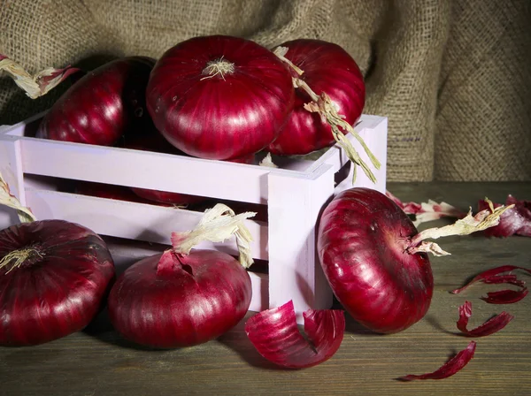 Cebollas rojas frescas en bodega — Foto de Stock