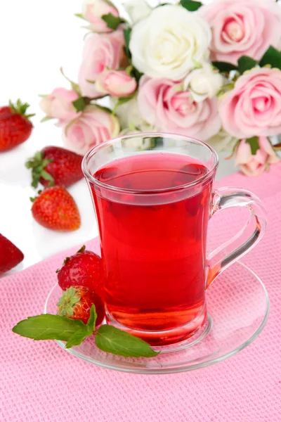 Heerlijke aardbeien thee op tafel op witte achtergrond — Stockfoto