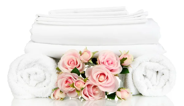 Stapel sauberer Bettwäsche und Handtücher isoliert auf weiß — Stockfoto
