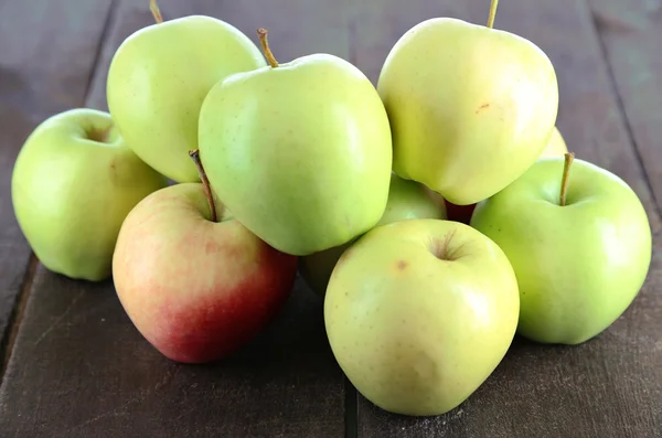 Pommes juteuses sur table en bois — Photo