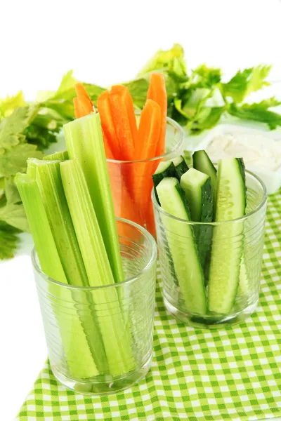 Färsk grön selleri med grönsaker i glas på vit bakgrund — Stockfoto