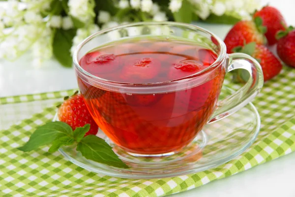 Läckra jordgubbar te på bordet närbild — Stockfoto
