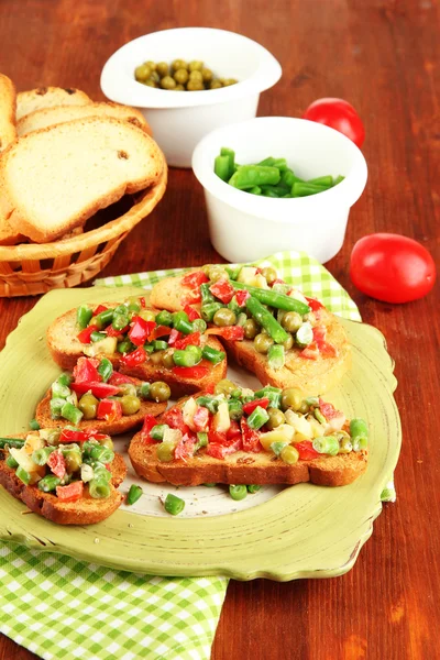 sandviç sebze ve plaka üzerinde ahşap masa yakın çekim yeşil