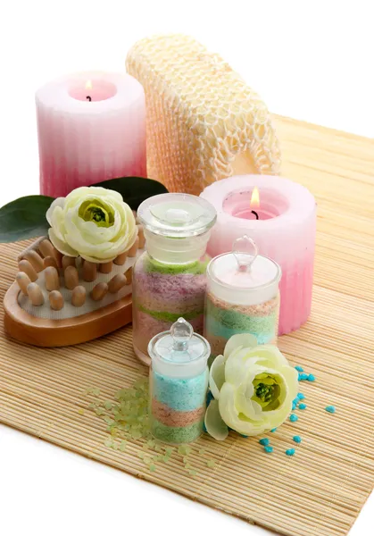 Cam şişeler ve kaplıca tedavisi, bambu mat, üzerinde beyaz izole aromalı tuzları — Stok fotoğraf