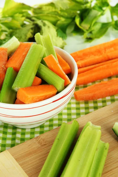 Verse groene selder met groenten op tabel close-up — Stockfoto