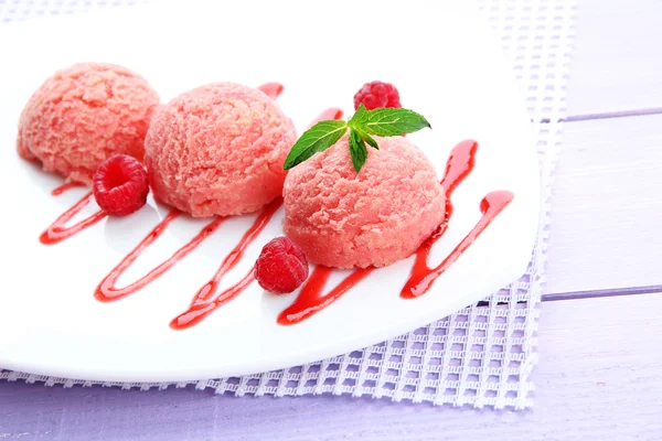Delicioso helado en plato en primer plano de la mesa — Foto de Stock