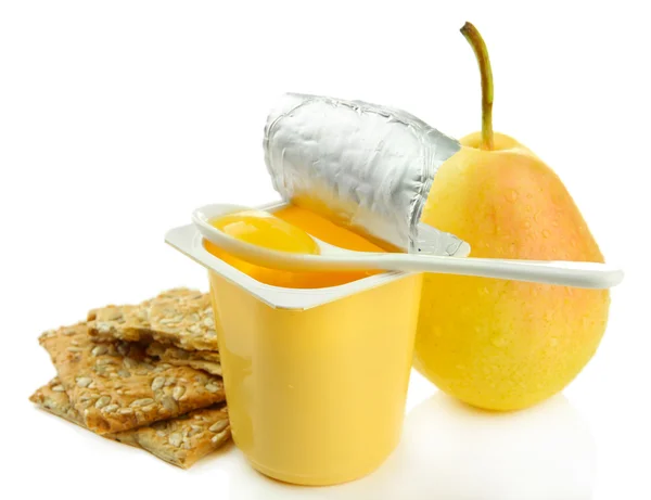 Sabroso yogur en copa de plástico abierta, galletas y fruta, aislado en blanco —  Fotos de Stock