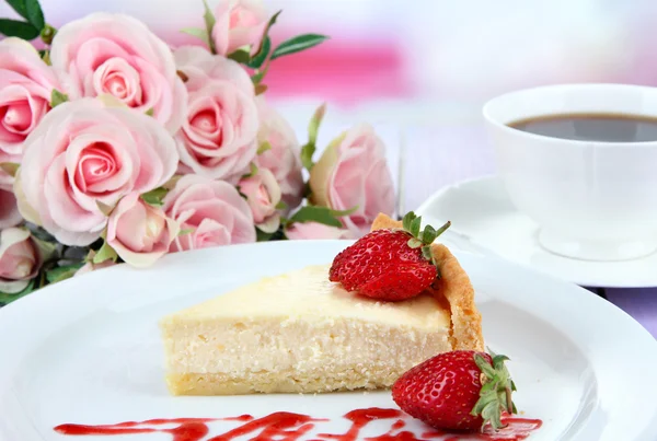 Slice of cheesecake with strawberry on plate, on bright background — Stock Photo, Image