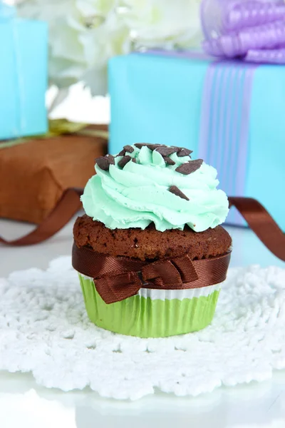 Välsmakande cupcake med gåvor på nära håll — Stockfoto