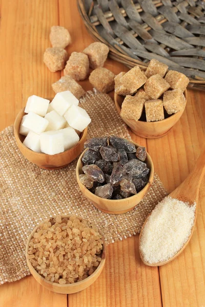 Distintos tipos de azúcar en primer plano de la mesa —  Fotos de Stock
