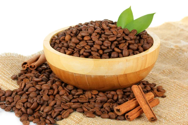 Kaffebönor i skål på vit bakgrund — Stockfoto