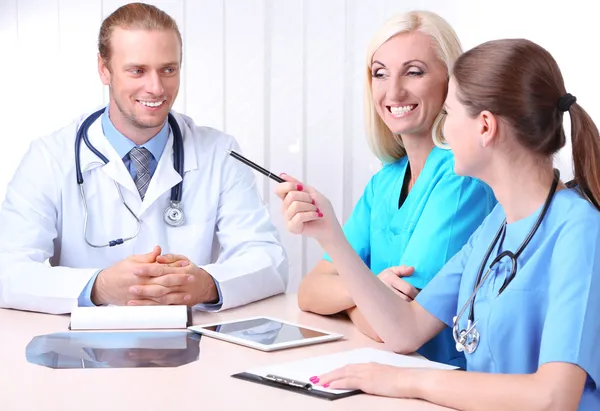 Ärzteteam bei Besprechung im Amt — Stockfoto