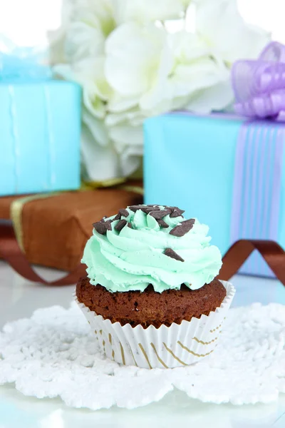 Välsmakande cupcake med gåvor på nära håll — Stockfoto