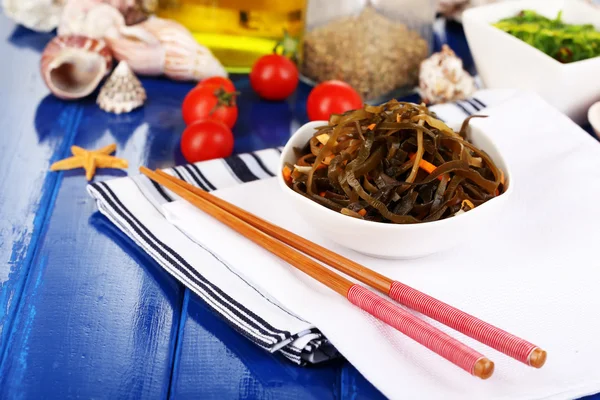 Chou de mer dans un bol sur une table en bois close-up — Photo