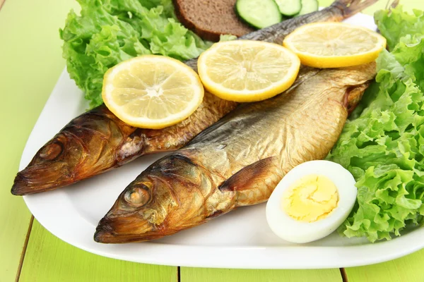 Pesce affumicato sul piatto da vicino — Foto Stock