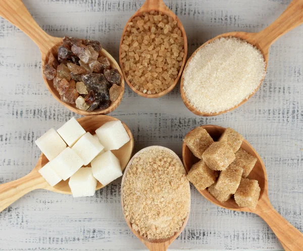 Berbagai jenis gula dalam sendok di meja close-up — Stok Foto