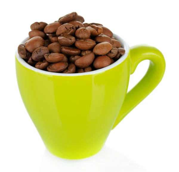 Koffie bonen in cup geïsoleerd op wit — Stockfoto