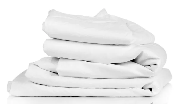 Pilha de lençóis enrugados isolados sobre branco — Fotografia de Stock