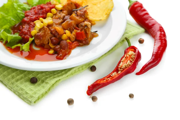 Чилі кукурудзи Карна - традиційна Мексиканська їжа, на білий тарілку, на серветці, ізольовані на білому — стокове фото