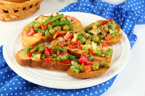 sandviç sebze ve plaka üzerinde ahşap masa yakın çekim yeşil