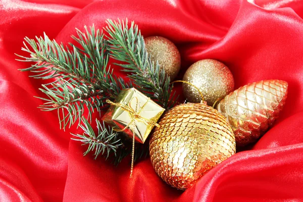 Schöne Weihnachtsdekoration auf rotem Satintuch — Stockfoto