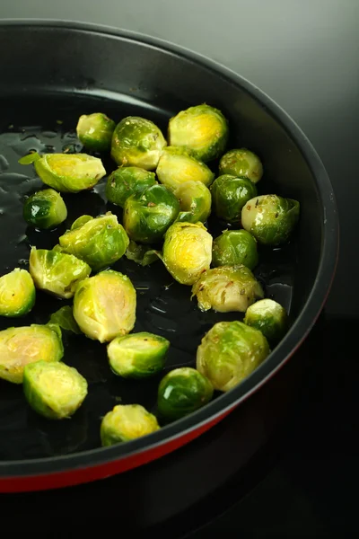 Fresh brussels sprouts in pan on cooking surface close-up — Stock Photo, Image