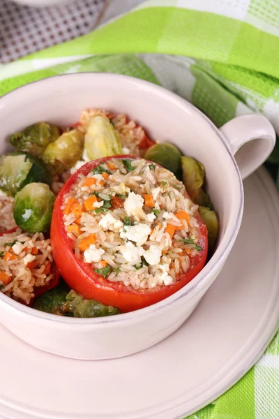 Gefüllte Tomaten in der Pfanne auf Holztisch in Großaufnahme — Stockfoto