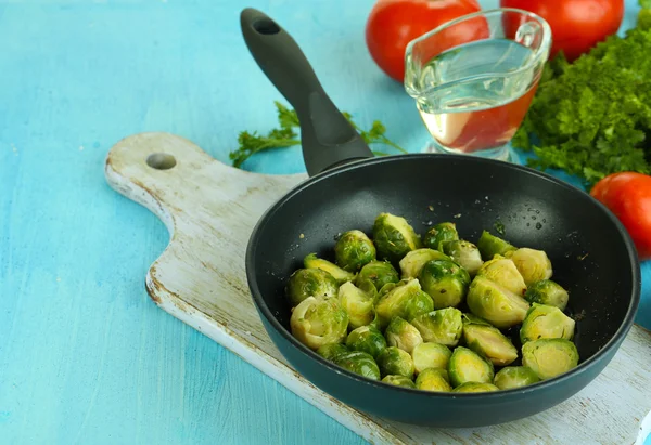 Verse spruiten in pan met de groenten en kruiden op houten tafel close-up — Stockfoto
