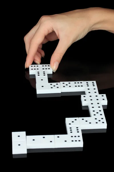 Hand spelar domino isolerade på svart — Stockfoto