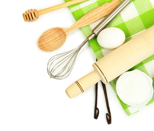 Concepto de cocina. Ingredientes básicos para hornear y utensilios de cocina aislados en blanco —  Fotos de Stock