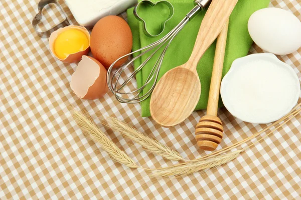 Matlagning koncept. grundläggande bakning ingredienser och köksredskap på duken bakgrund — Stockfoto