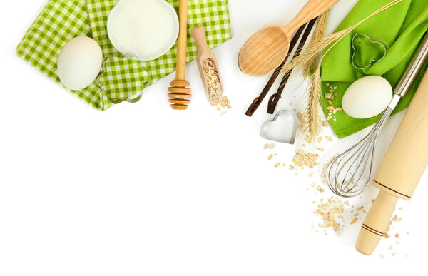 Концепция приготовления пищи. Основные ингредиенты выпечки и кухонные инструменты изолированы на белом
