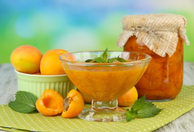 cam ve parlak zemin üzerine ahşap masa üzerinde taze kayısı kayısı